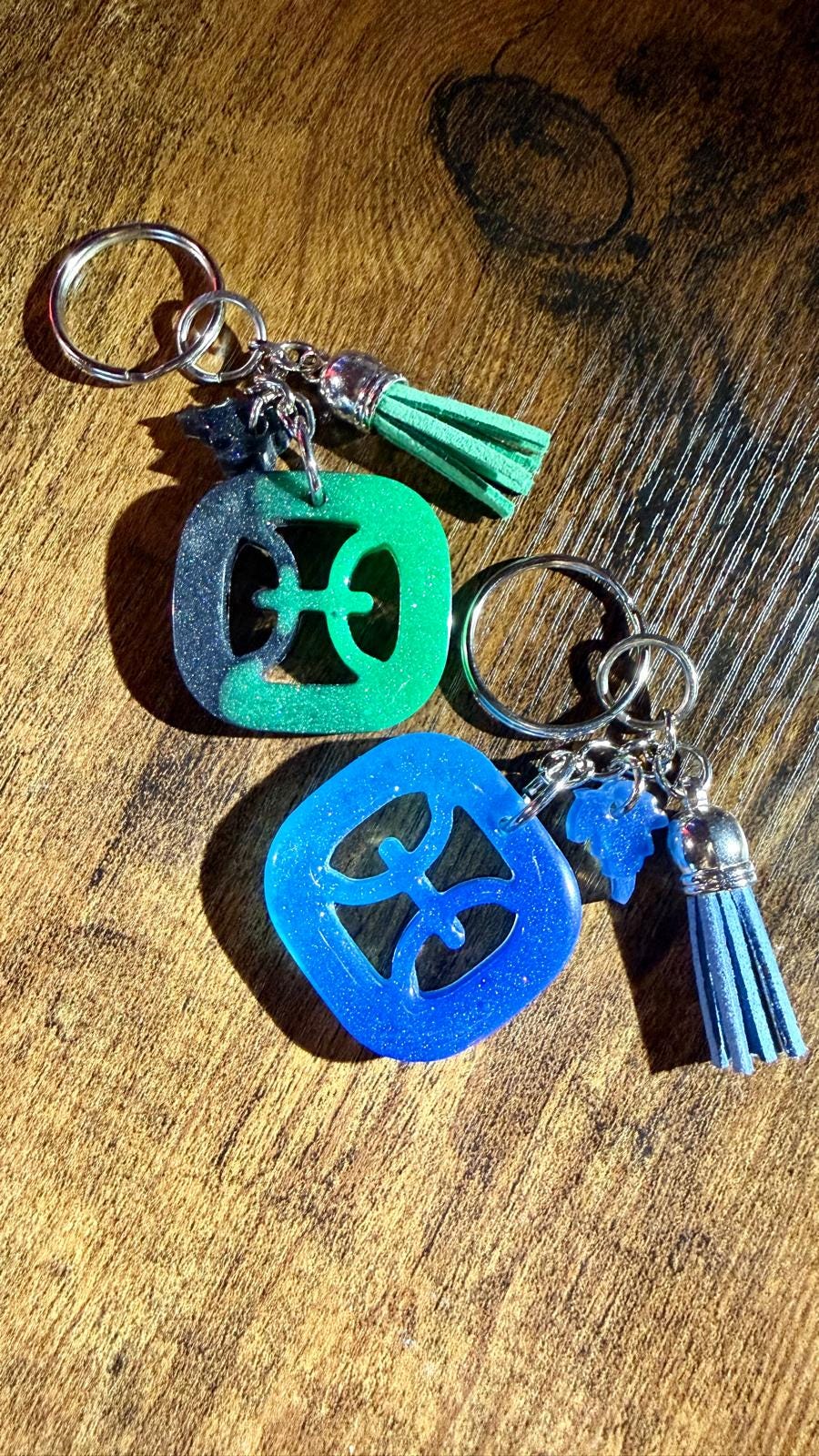 Sternzeichen Schlüsselanhänger aus Epoxidharz | Handgegossen personalisiert | Astrologie Horoskop Anhänger Tasche, Geschenk Geburtstag