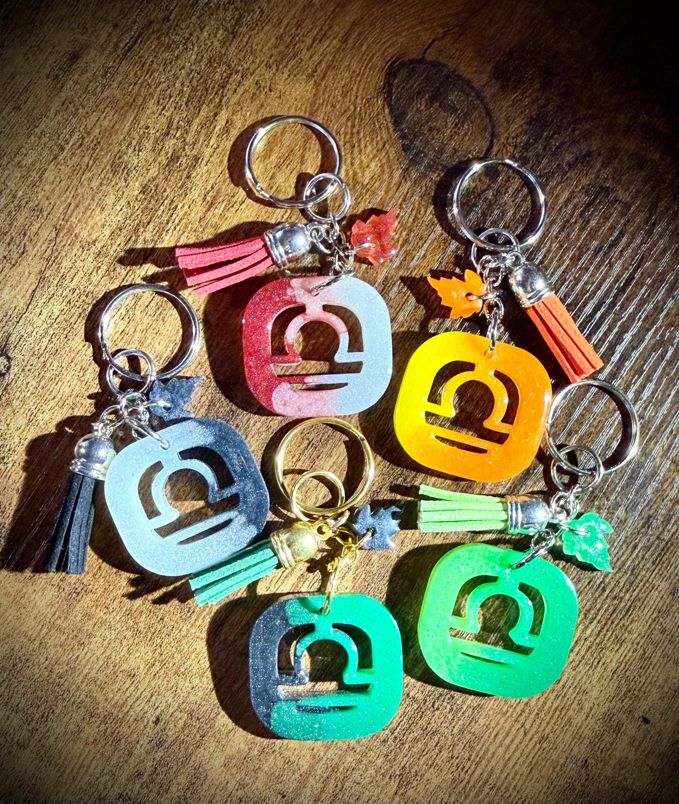 Sternzeichen Schlüsselanhänger aus Epoxidharz | Handgegossen personalisiert | Astrologie Horoskop Anhänger Tasche, Geschenk Geburtstag