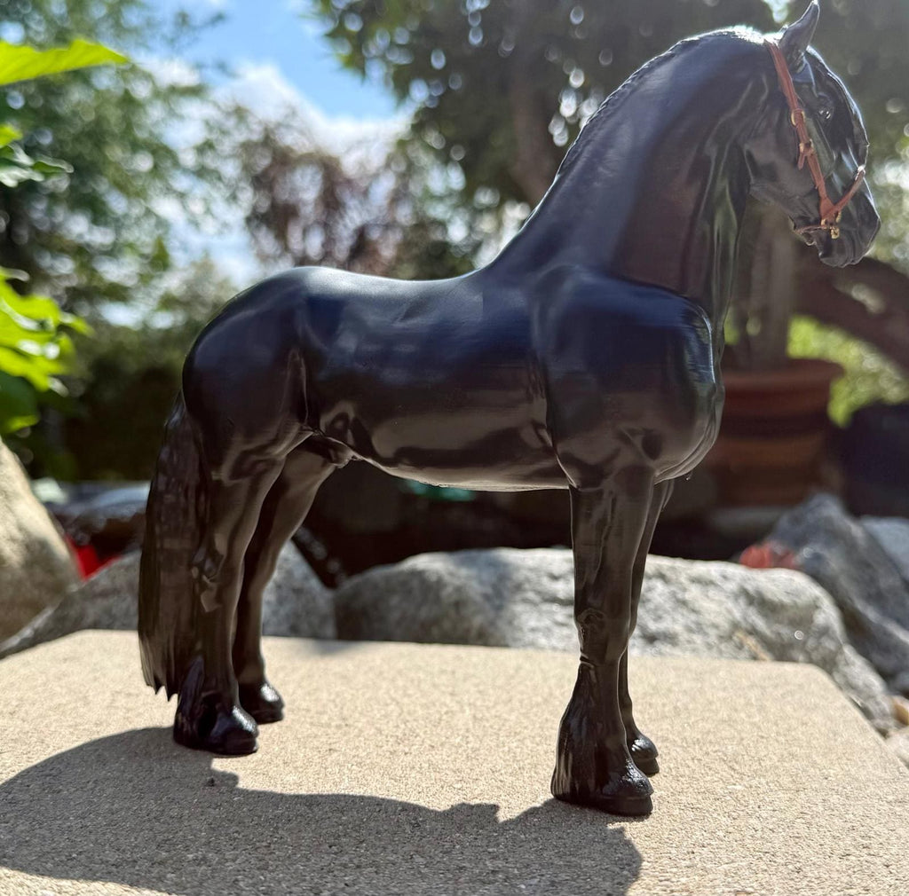 Friesenhengst Figur 18,5cm – 3D Druck PLA Handbemalt | Edle Deko Pferdestatue & Geschenk für Pferdeliebhaber | Detailliertes Modell Friese