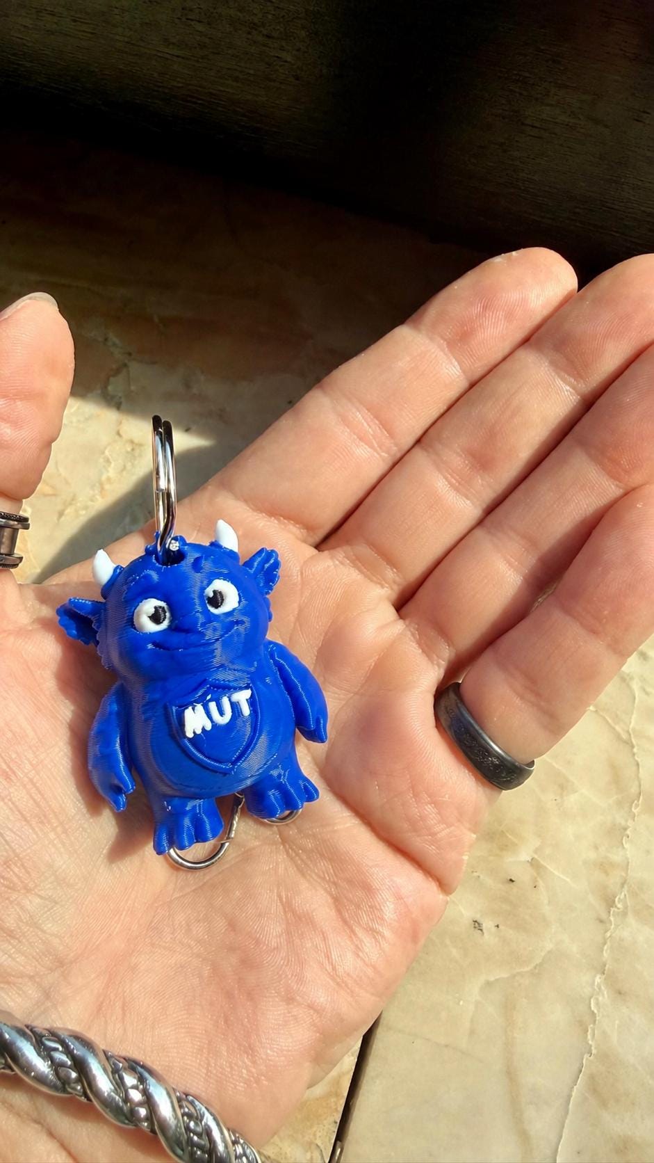 MuMo - Mutmonster – Mutmacher Schlüsselanhänger für Kindergarten & Schulanfang | Geschenk zur Einschulung | Personalisierbarer Glücksbringer
