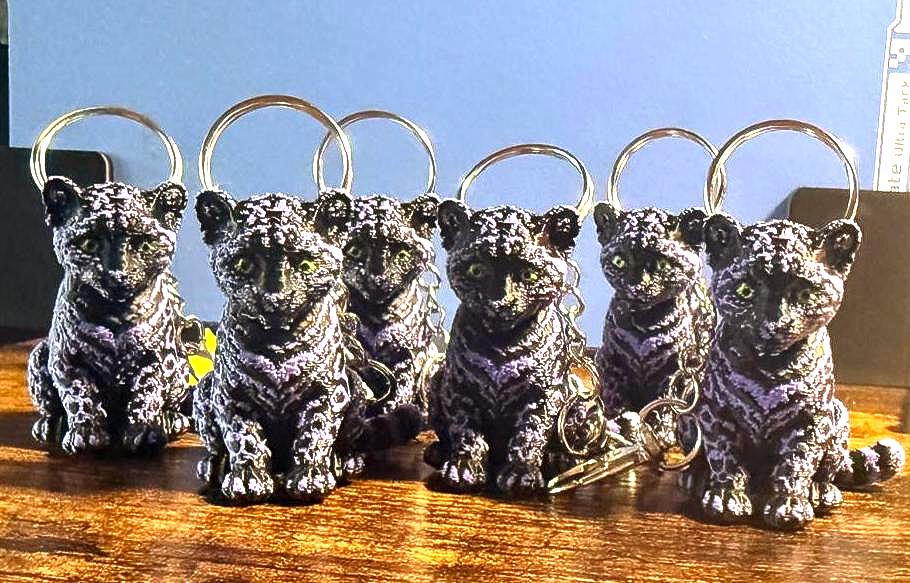 Schlüsselanhänger Leopard lila schwarz, 3D Druck Raubkatze Anhänger, Taschenanhänger Katze, Geschenk für Katzenliebhaber, Leo Print Deko