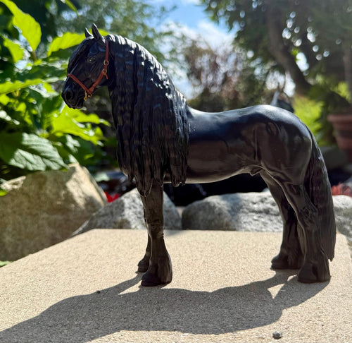 Friesenhengst Figur 18,5cm – 3D Druck PLA Handbemalt | Edle Deko Pferdestatue & Geschenk für Pferdeliebhaber | Detailliertes Modell Friese