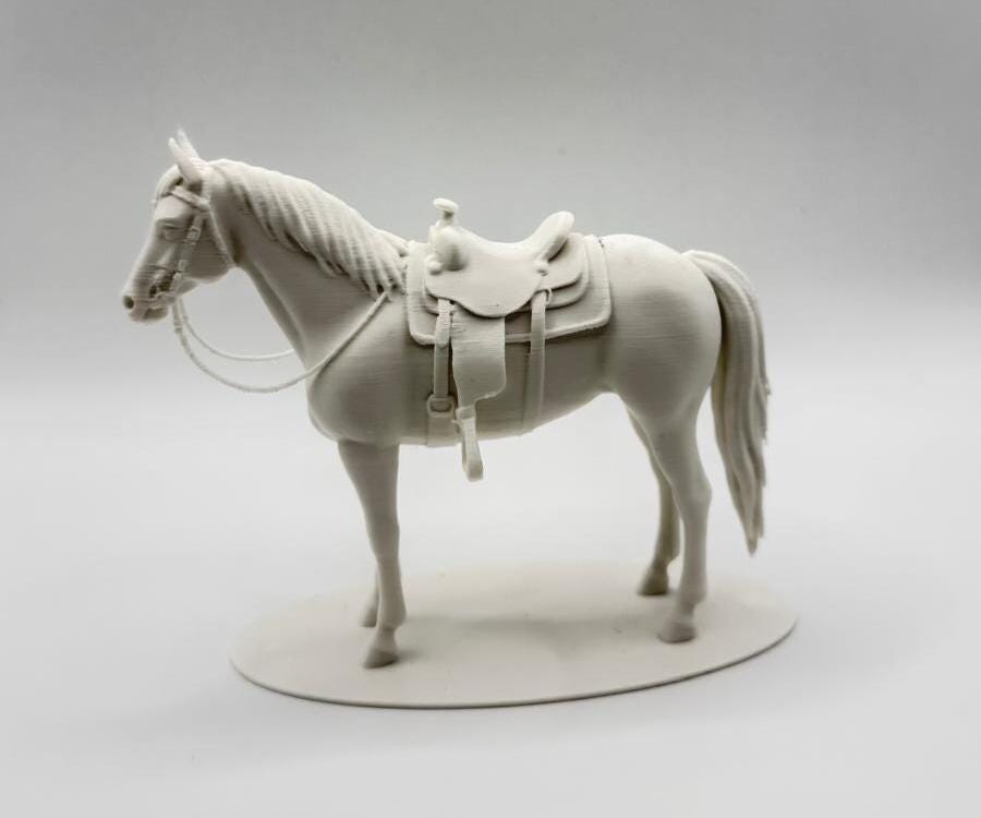 Westernpferd mit Sattel und Trense – Pferdefigur 11 cm – Western Deko – Geschenk für Pferdefans